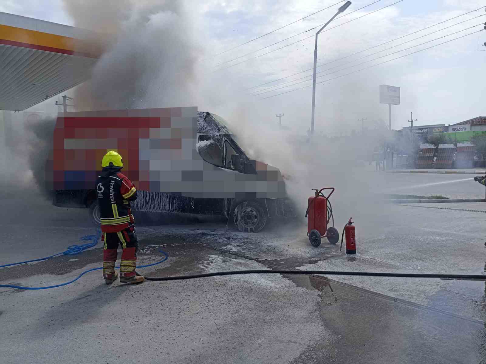 Balıkesir’de akaryakıt istasyonunda araç yangını