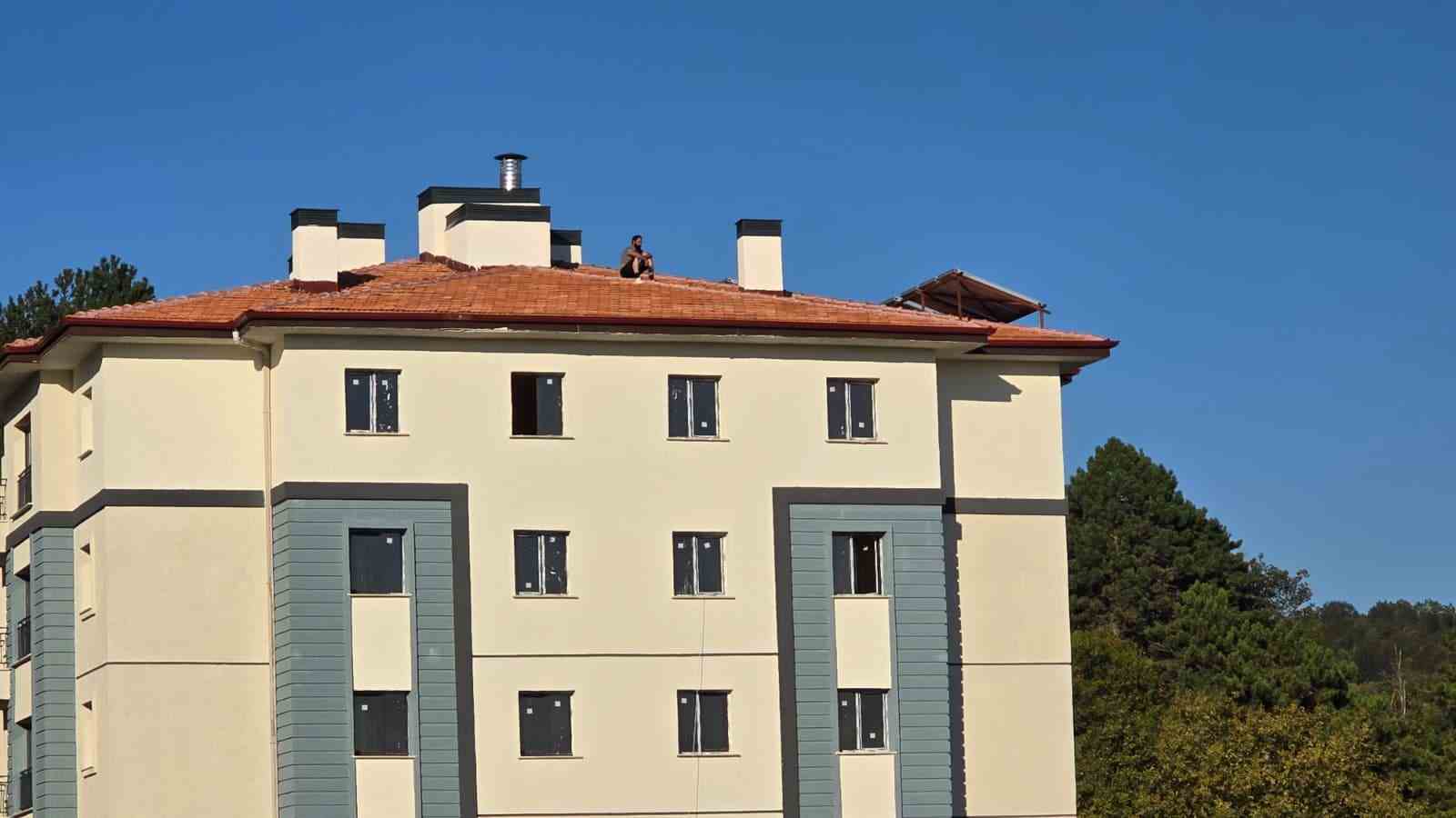 Polisin ikna ettiği şahıs &ccedil;atıdan indi
