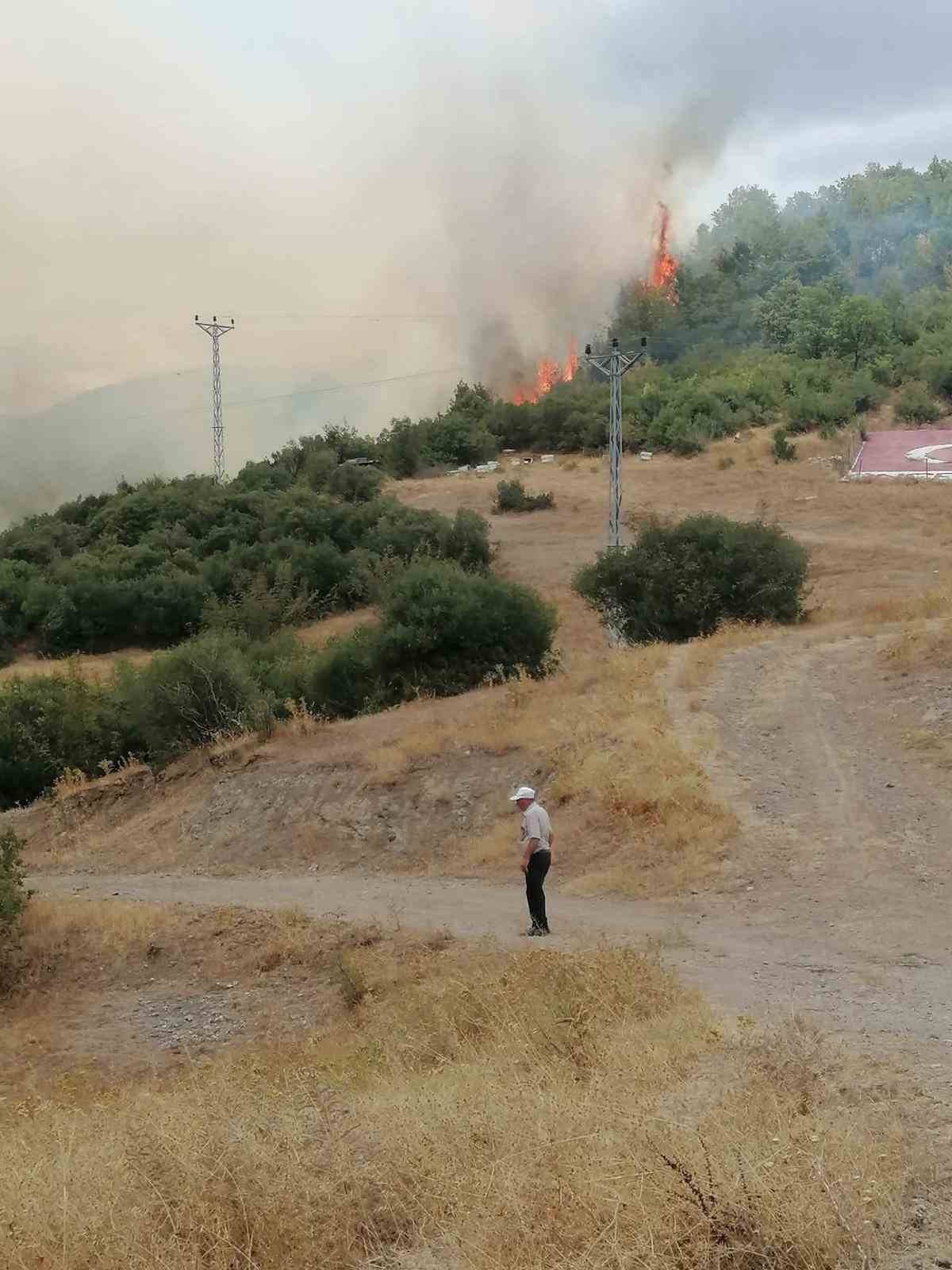 G&ouml;nen&rsquo;de bah&ccedil;e ve arazi yangını paniğe neden oldu
