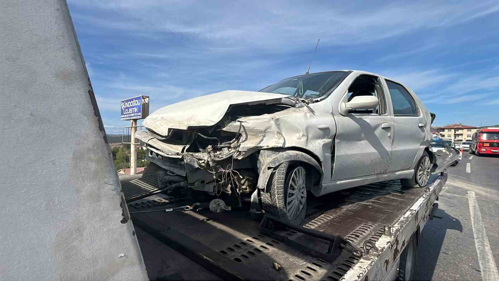 Kocaeli&rsquo;de bariyerlere &ccedil;arpan otomobildeki 4 kişi yaralandı
