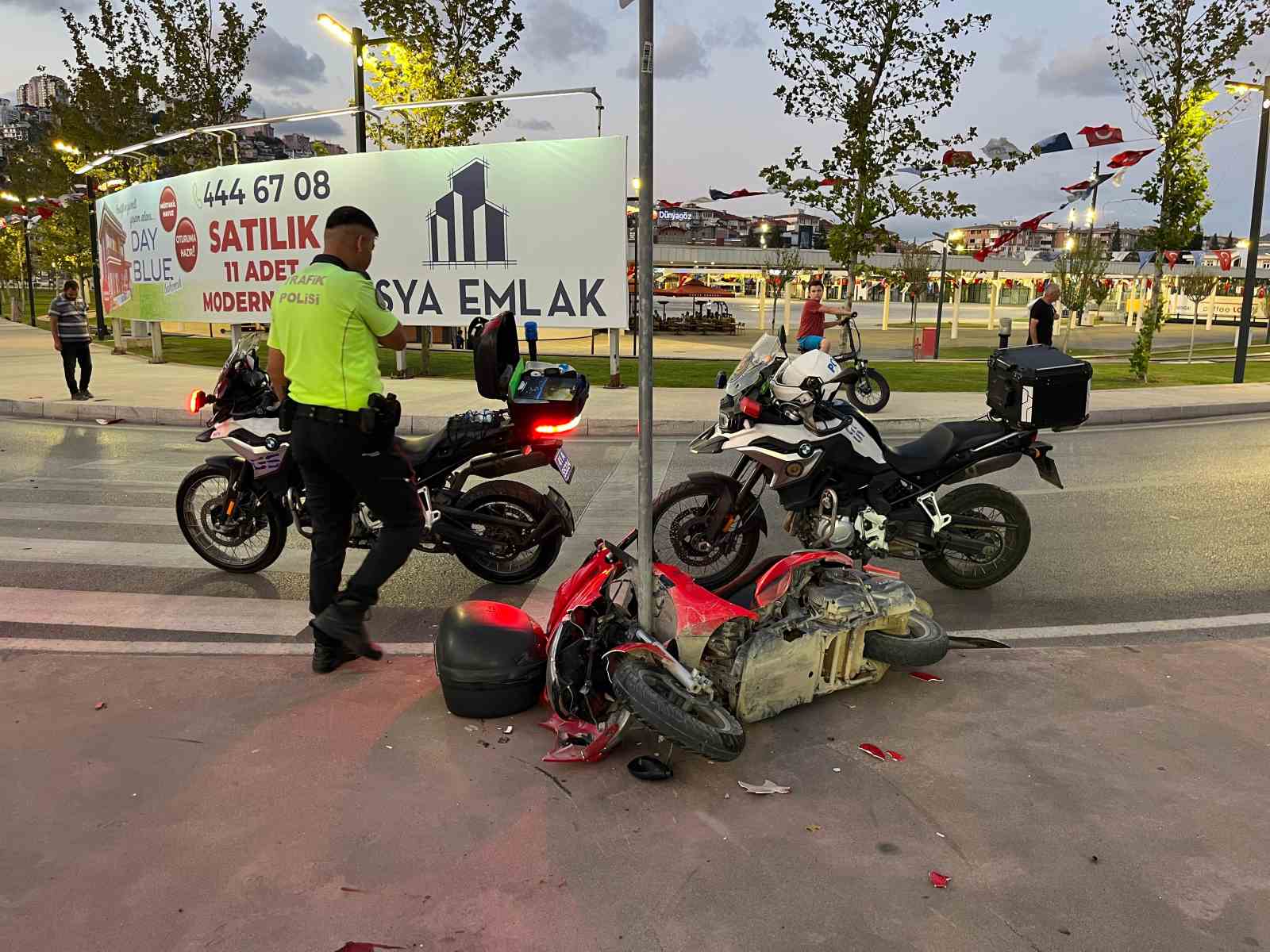Motosiklet trafik levhasına &ccedil;arptı: 1&rsquo;i ağır 2 yaralı
