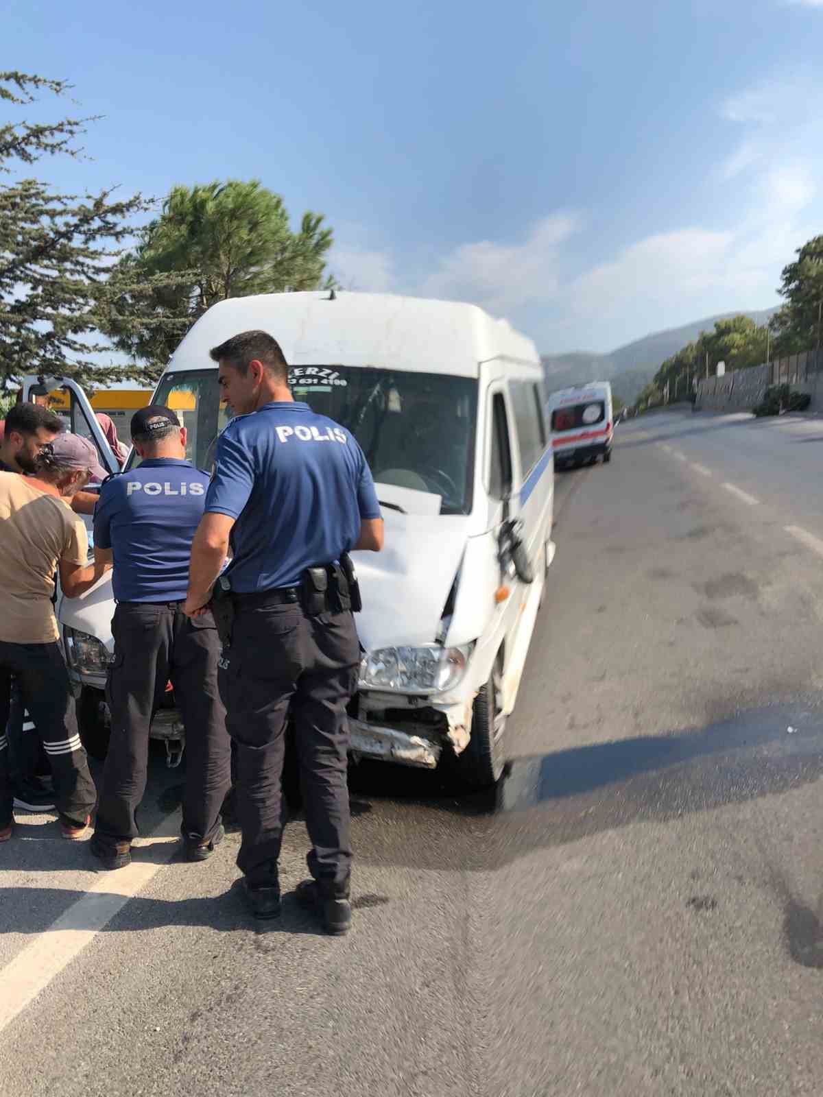 Manisa’da işçi servisi ağaca çarptı: 8 yaralı