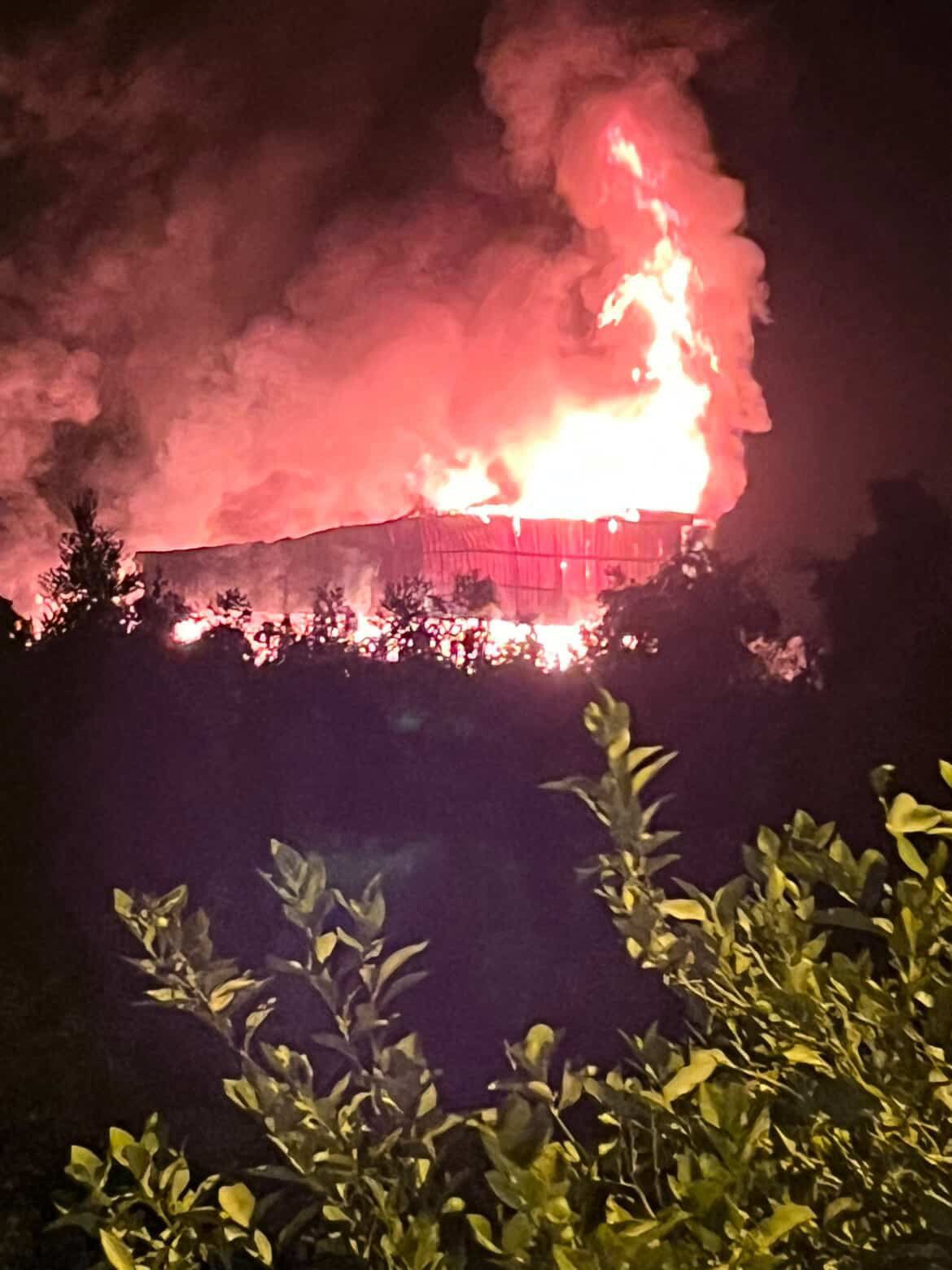 En mutlu g&uuml;nlerinde ev ve depoları alev alev yandı: Baba g&ouml;zyaşlarını tutamadı
