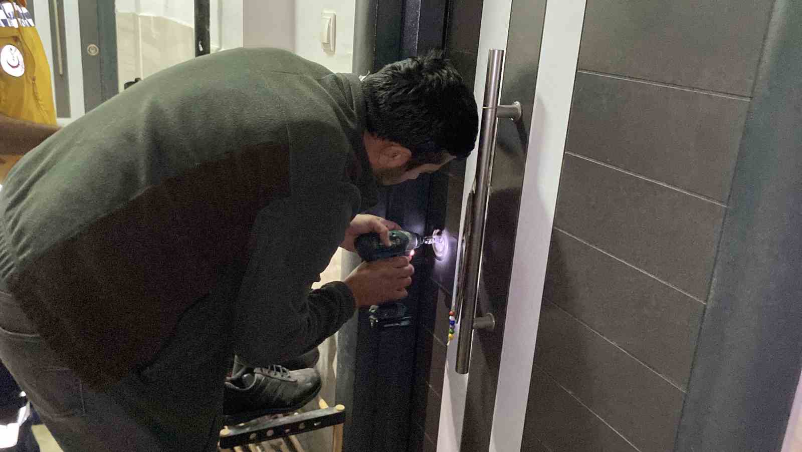 Eşinin eve kilitlediği kadın hap i&ccedil;ip intihara kalkınca evde mahsur kaldı
