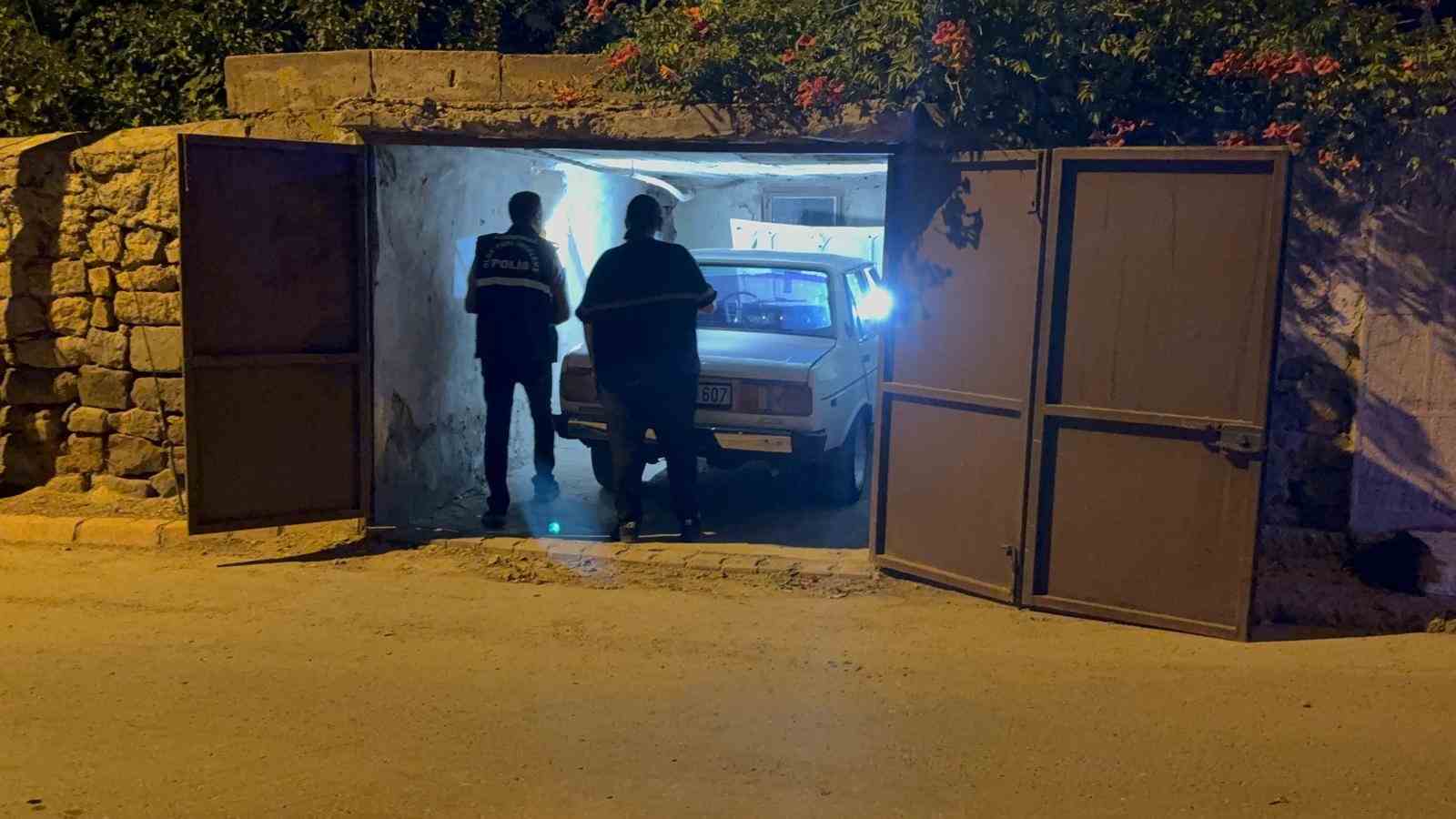 Çaldıkları otomobille kaza yapıp, otoparka park ettiler