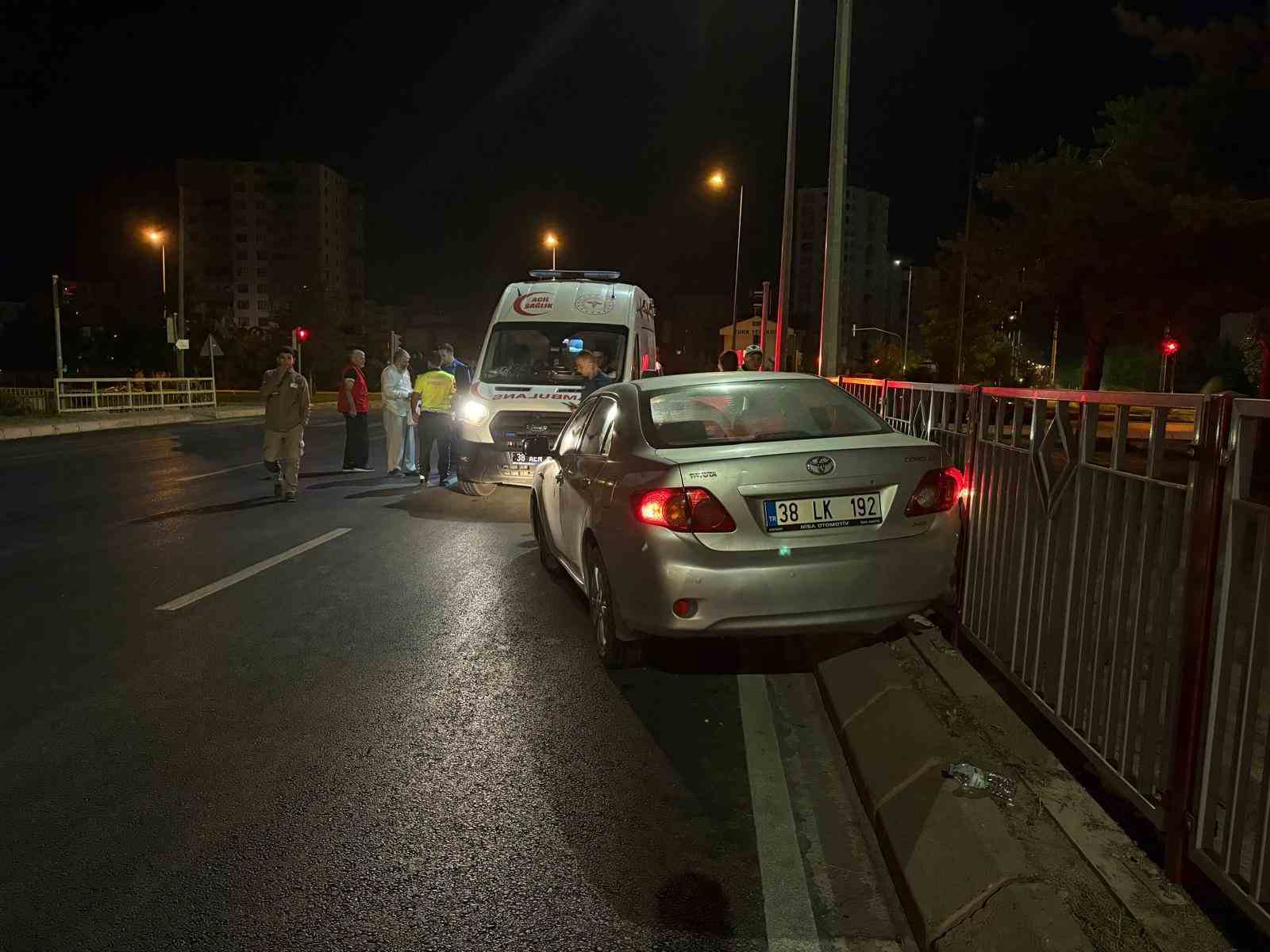 Bariyerlere &ccedil;arpan otomobilin tekerleği fırladı: 2 yaralı

