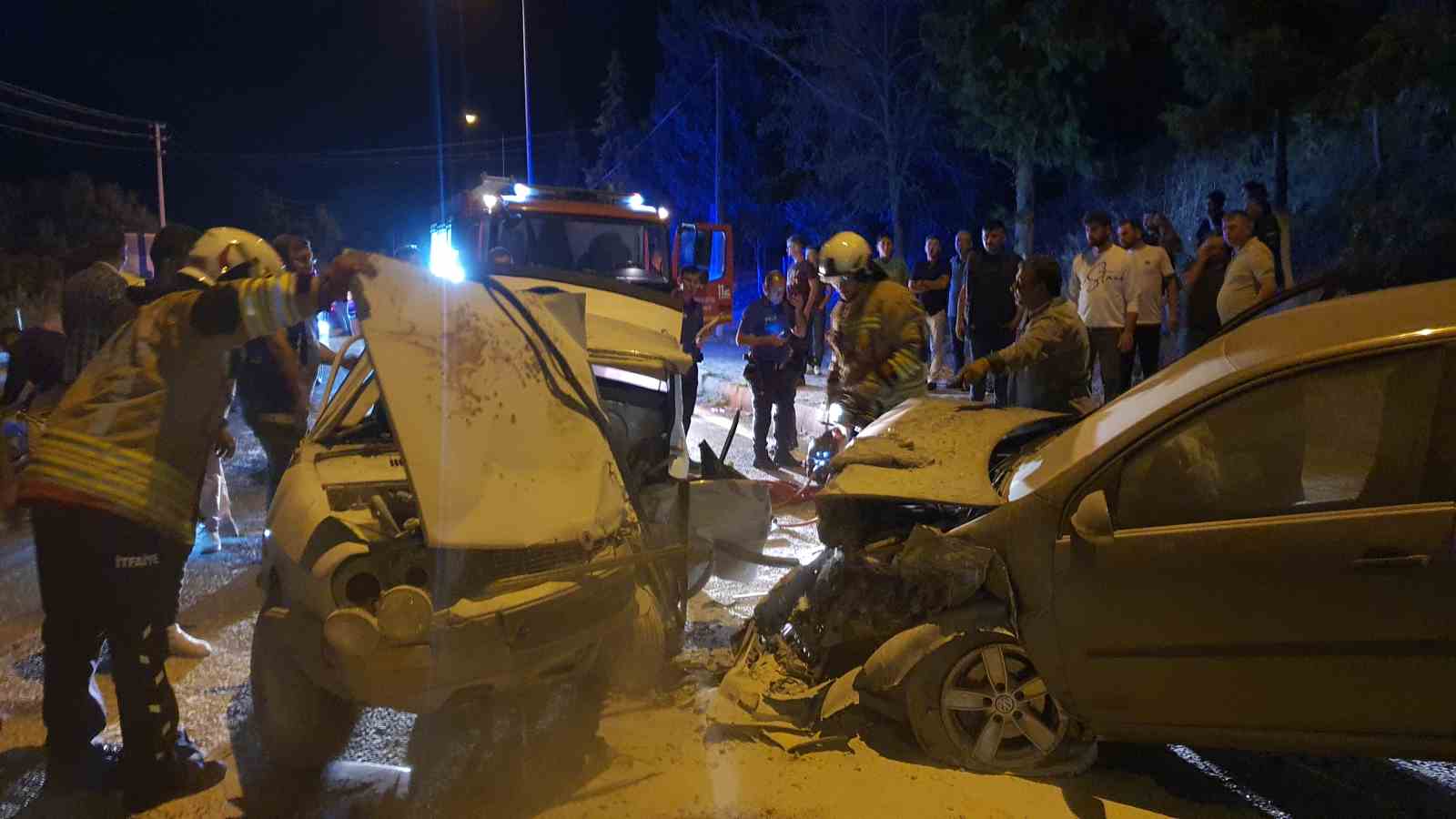 Manisa&rsquo;da iki otomobil kafa kafaya &ccedil;arpıştı: 7 yaralı
