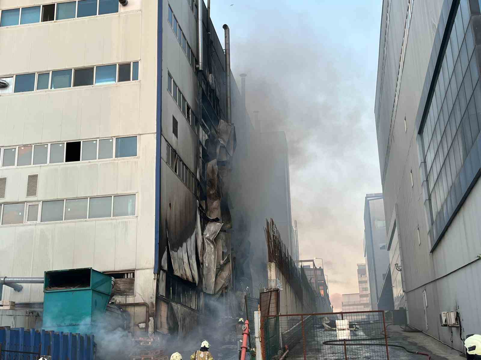 Arnavutköy’de 6 katlı fabrikada yangın