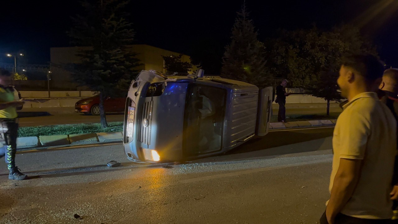 Erzincan’da alkollü sürücünün kullandığı araç takla attı
