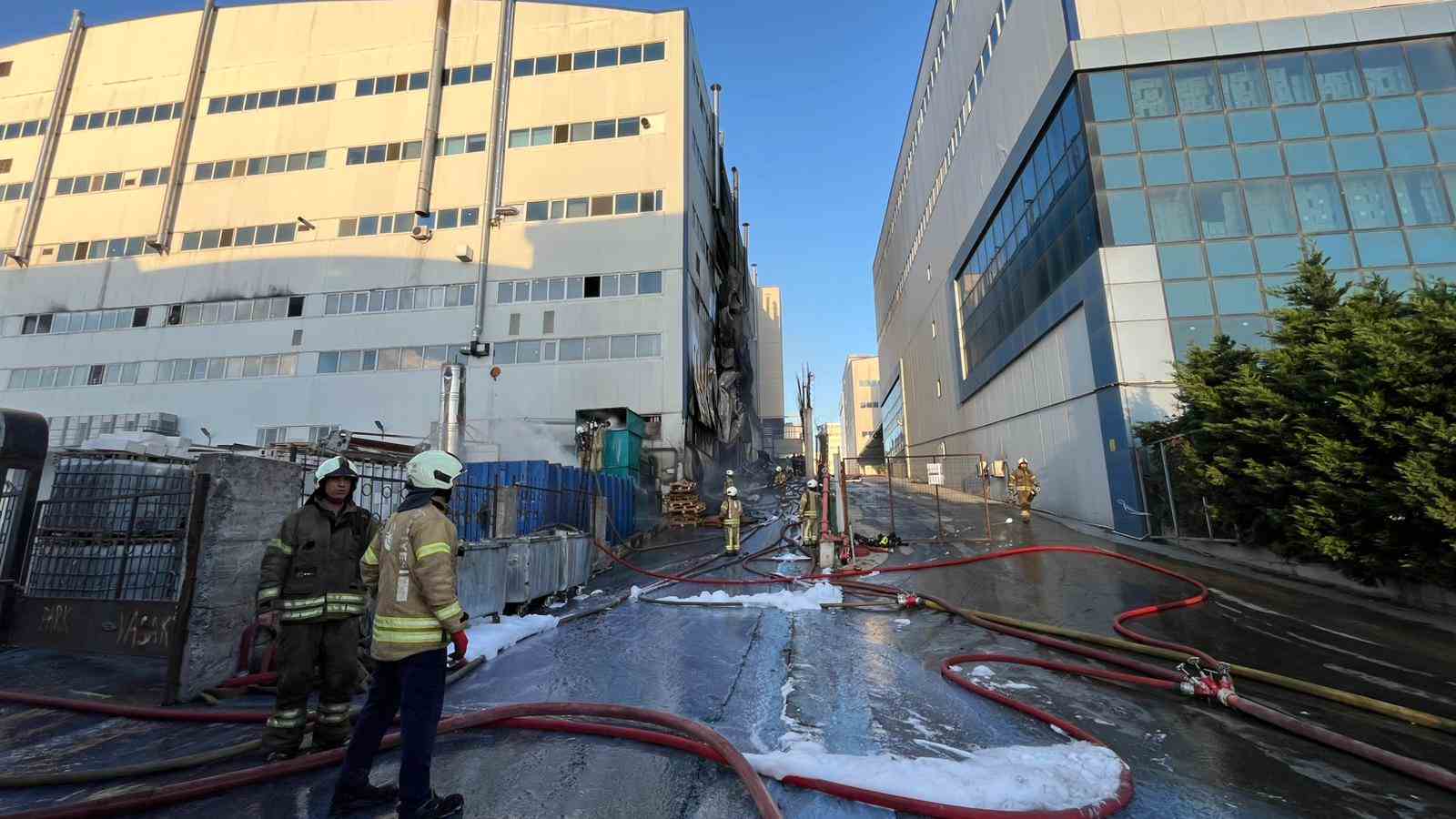 Arnavutk&ouml;y&rsquo;deki fabrika yangını kontrol altına alındı
