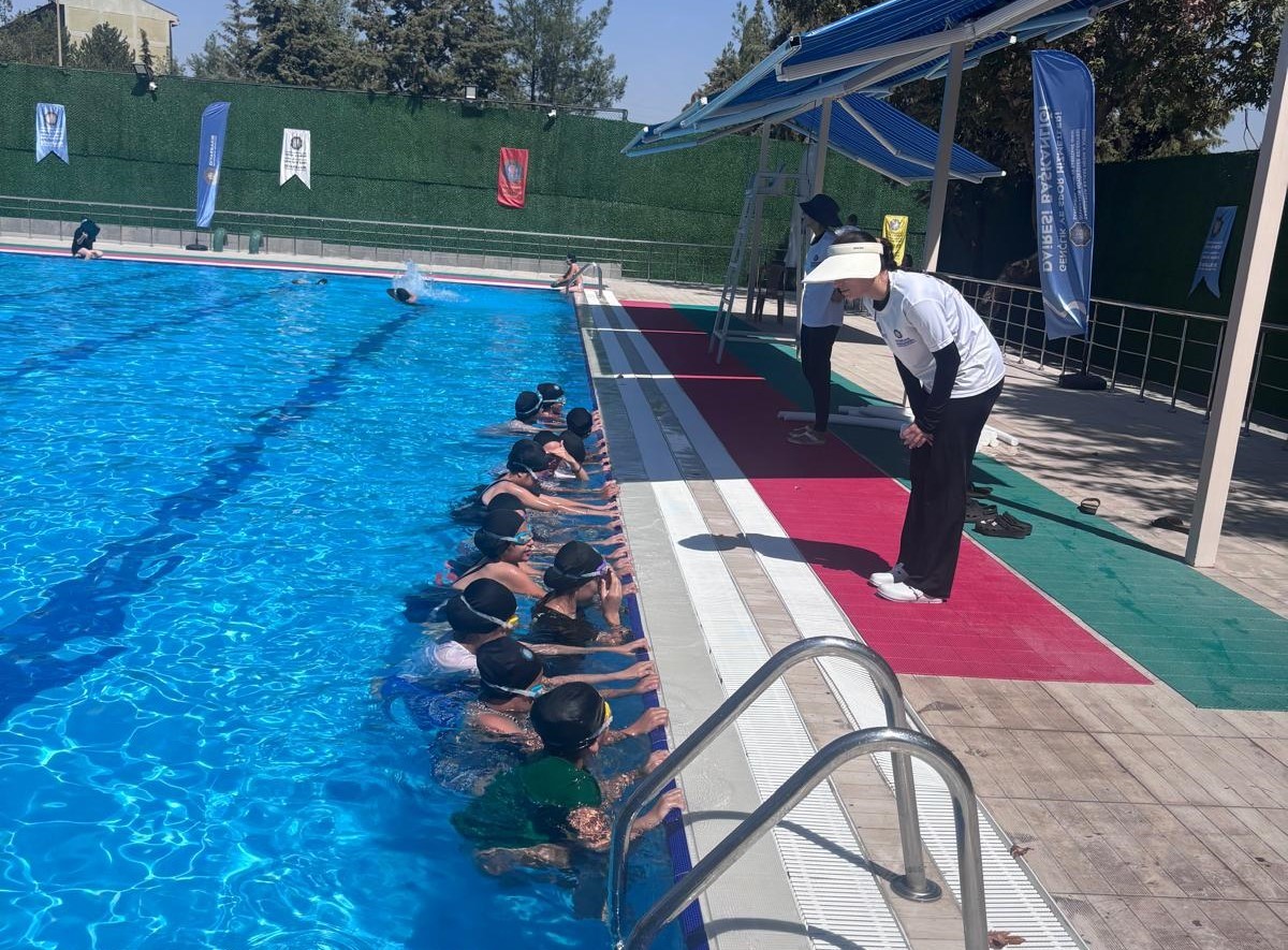 &Ccedil;ocuklara y&uuml;zme eğitimi verildi
