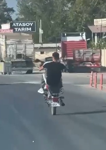 Motosikletlinin 5 saniyelik şovu 21 bin TL&rsquo;ye patladı
