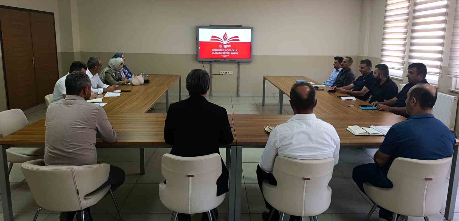 Demir&ouml;z&uuml;&rsquo;nde yeni eğitim-&ouml;ğretim yılı &ouml;ncesi toplantı yapıldı
