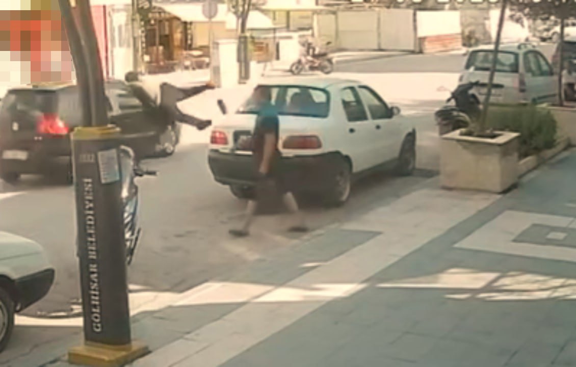 Burdur’da otomobilin çarptığı genç metrelerce havaya savruldu
