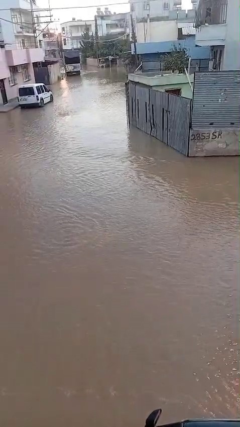Adana&rsquo;da su borusu patladı, yol asfaltlanmayınca mahalle toz i&ccedil;inde kaldı

