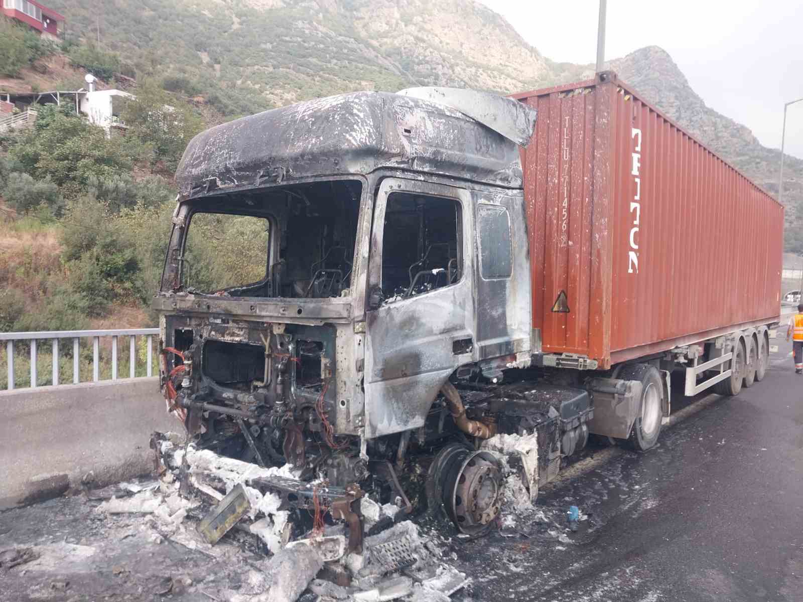 Osmaniye’de tırda çıkan yangın söndürüldü