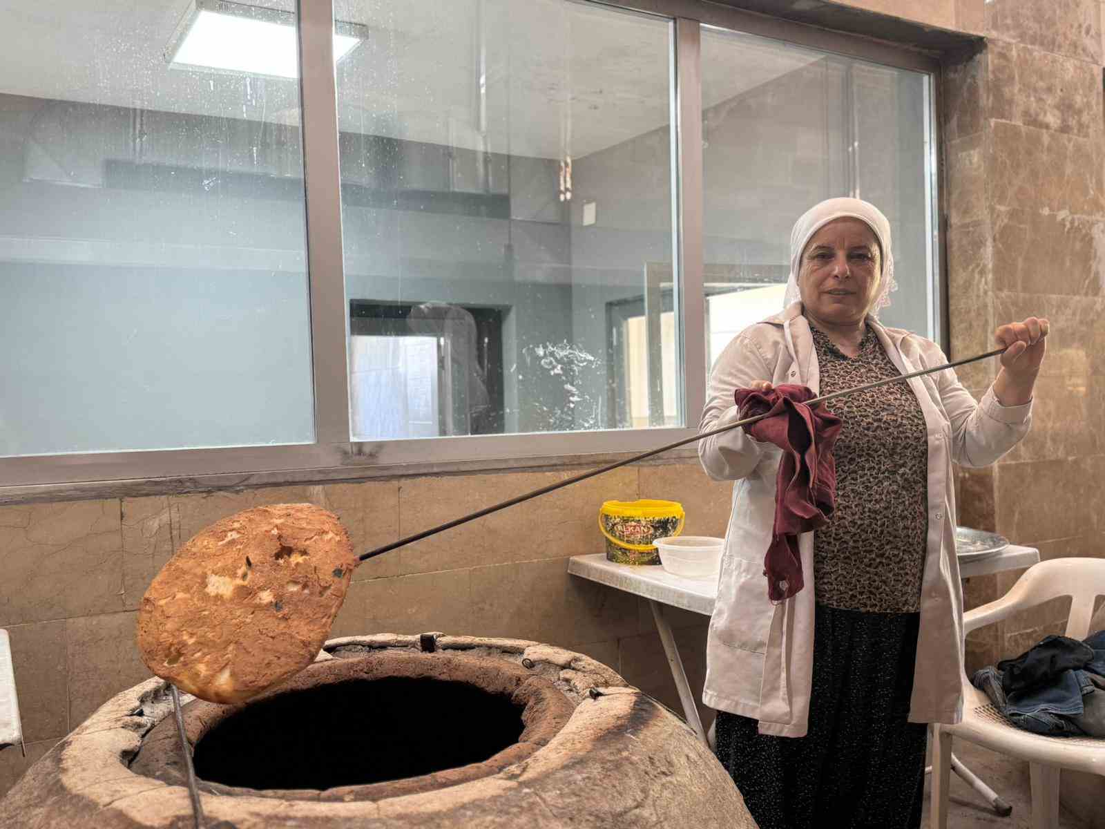 Mardinli kadınlar tandırlarda emeklerini pişiriyor