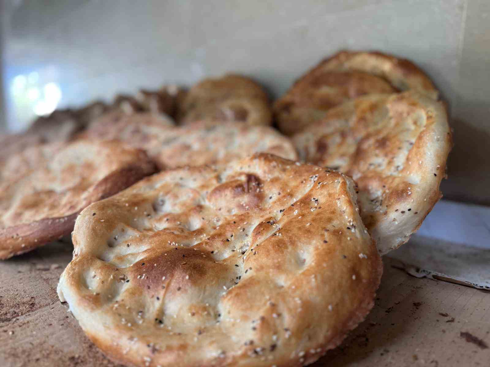 Mardinli kadınlar tandırlarda emeklerini pişiriyor
