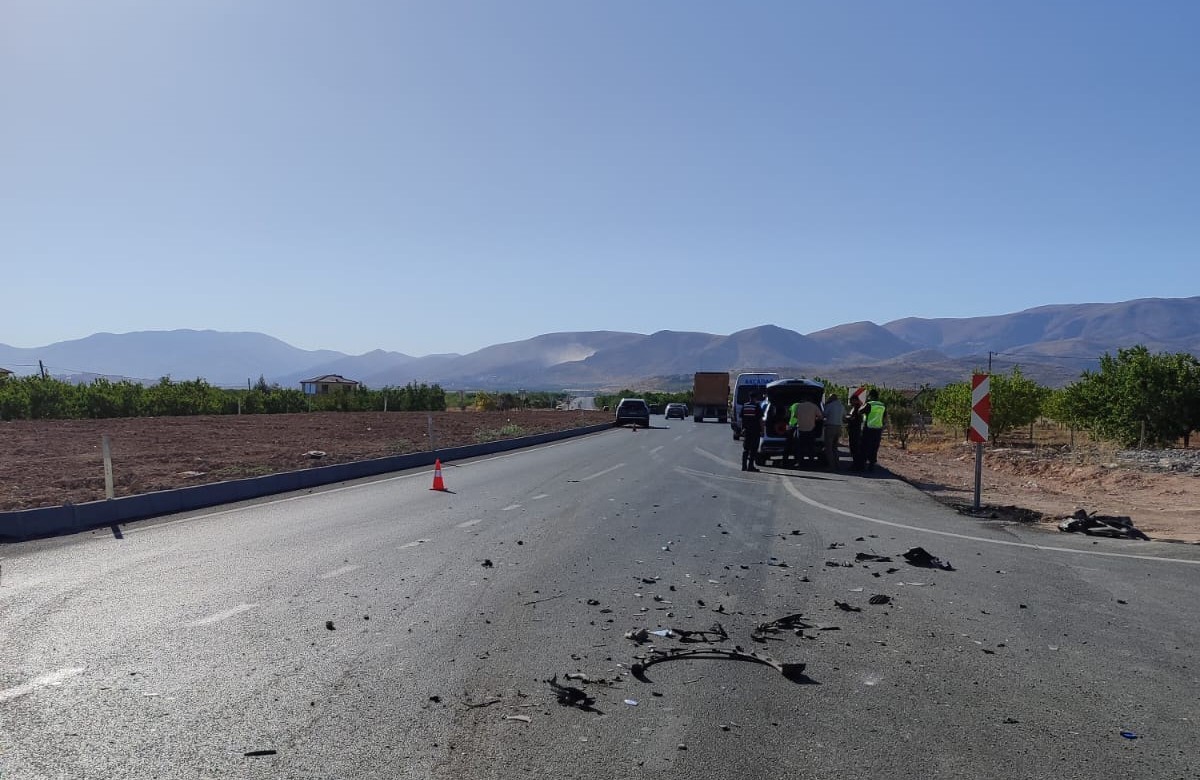 Malatya&rsquo;da minib&uuml;s ile otomobil &ccedil;arpıştı: 9 yaralı
