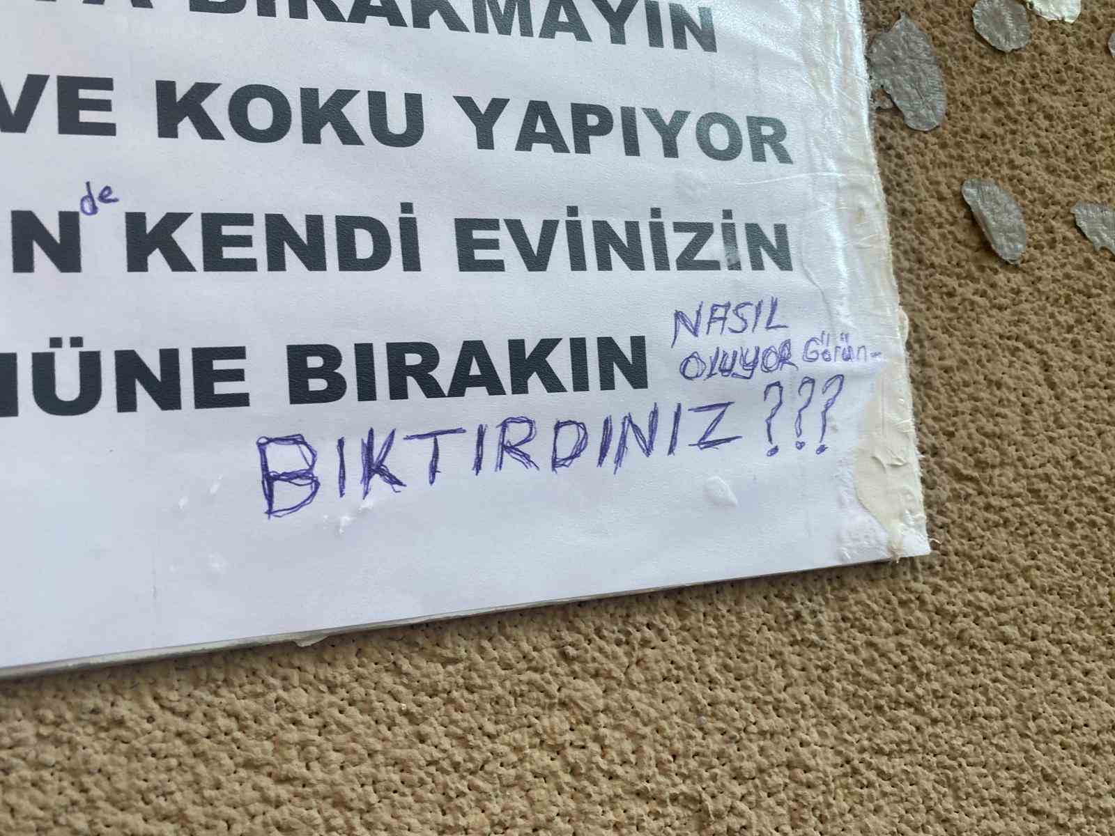 Binanın duvarına asılan ilgin&ccedil; notlar dikkat &ccedil;ekiyor
