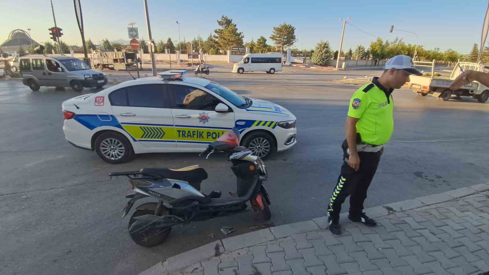 Karaman’da elektrikli bisiklet otomobille çarpıştı: 2 yaralı