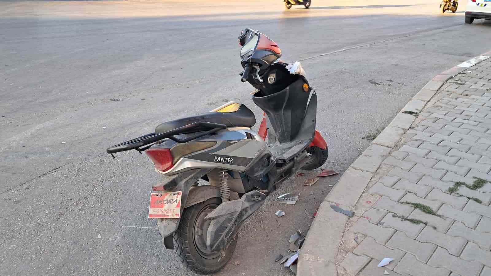 Karaman&rsquo;da elektrikli bisiklet otomobille &ccedil;arpıştı: 2 yaralı
