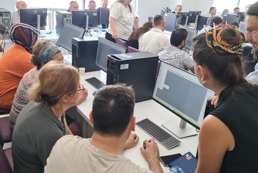 K&uuml;tahya&rsquo;da &rsquo;Dijital Form ve Desen Tasarımı Eğitimi&rsquo; d&uuml;zenlendi
