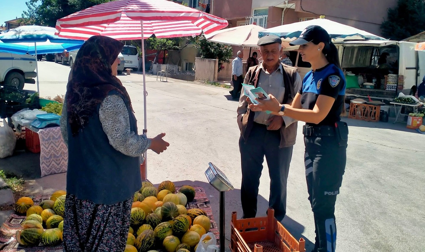K&uuml;tahya Emniyeti&rsquo;nden &rsquo;g&uuml;venli hayat i&ccedil;in bilgilendirme&rsquo; &ccedil;alışmaları
