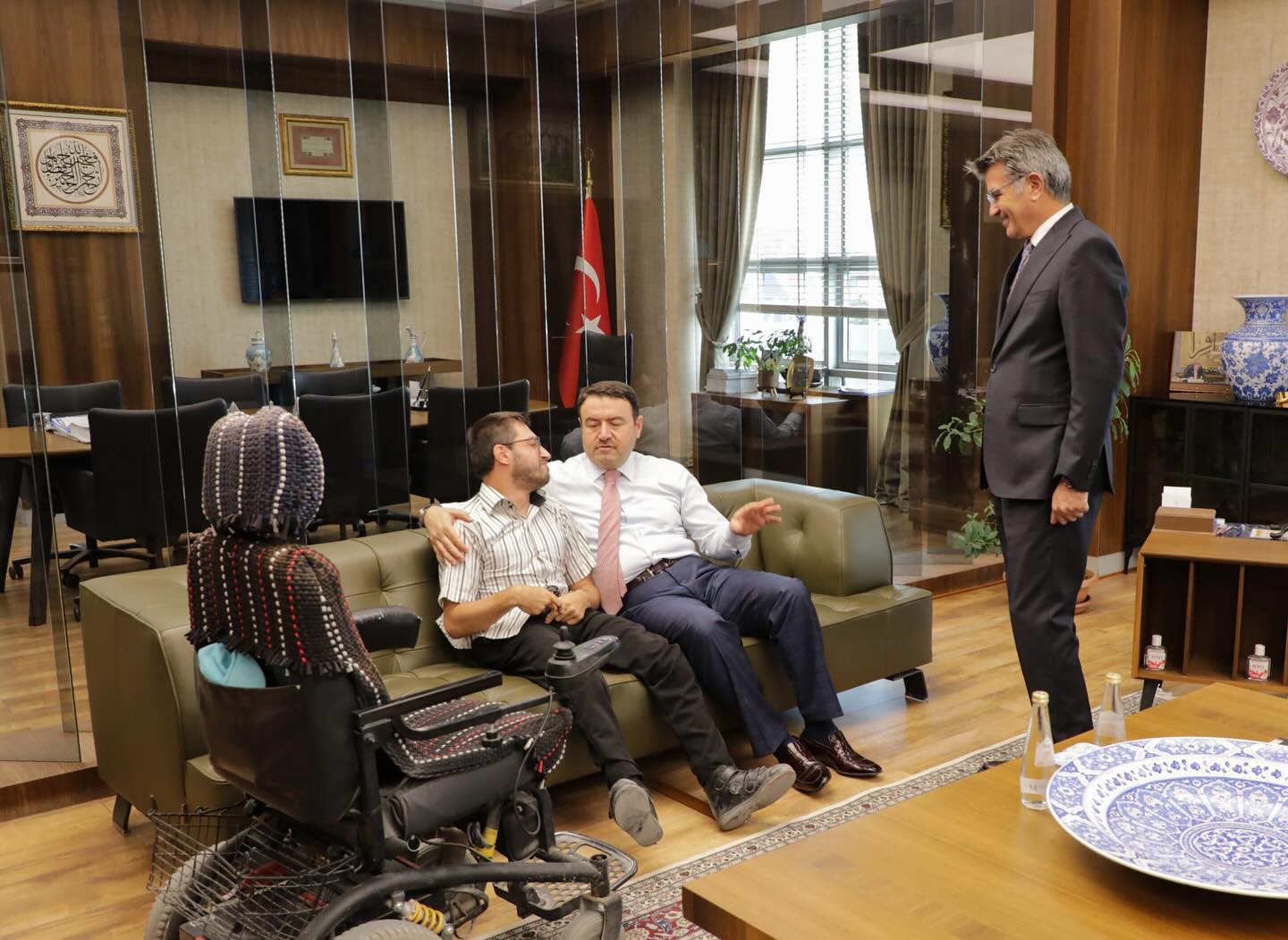 Vali Musa Işın, engelli vatandaşı makamında kabul etti