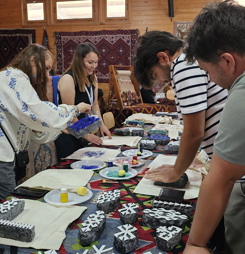 Eşme&rsquo;de sanat ve geleneğin buluştuğu kilim &ccedil;alıştayı
