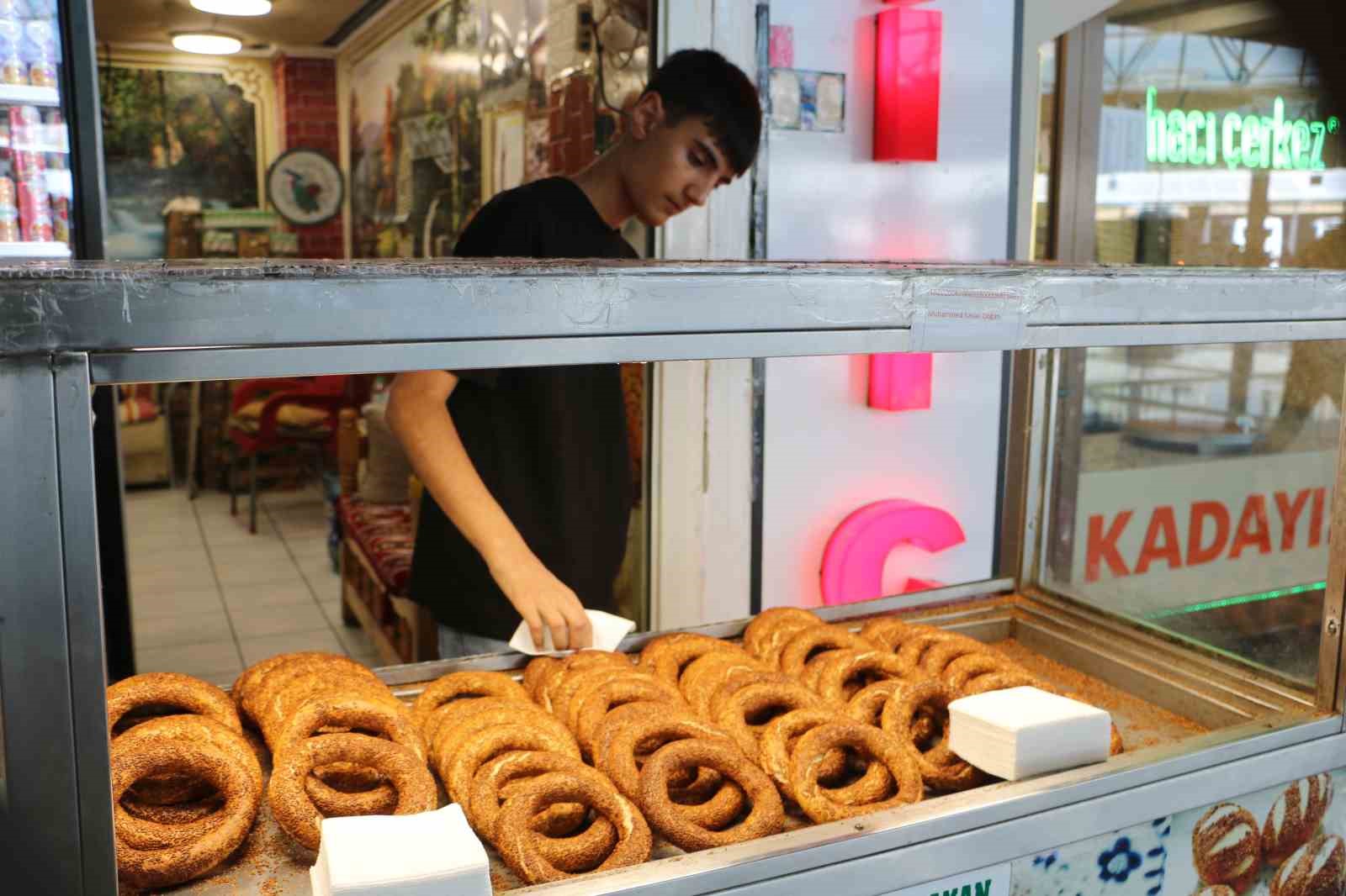 Diyarbakır&rsquo;ın &ouml;rnek esnafı: İhtiya&ccedil; sahipleri 6 yıldır bu tezgahtan &uuml;cretsiz simit ve su alabiliyor
