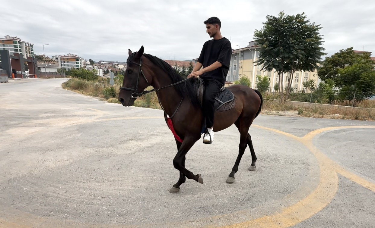 Tokat’ta direksiyon sınavı heyecanını yenmek için motosiklet yerine atla parkura girdi