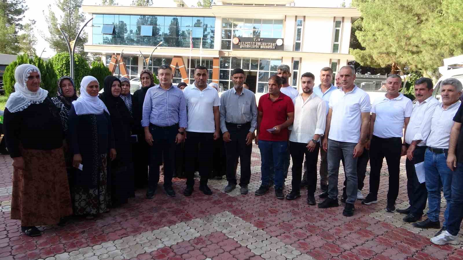 Batmanlı iş adamından örnek davranış: 10 aileye geçimlerini sağlamaları için inek bağışladı