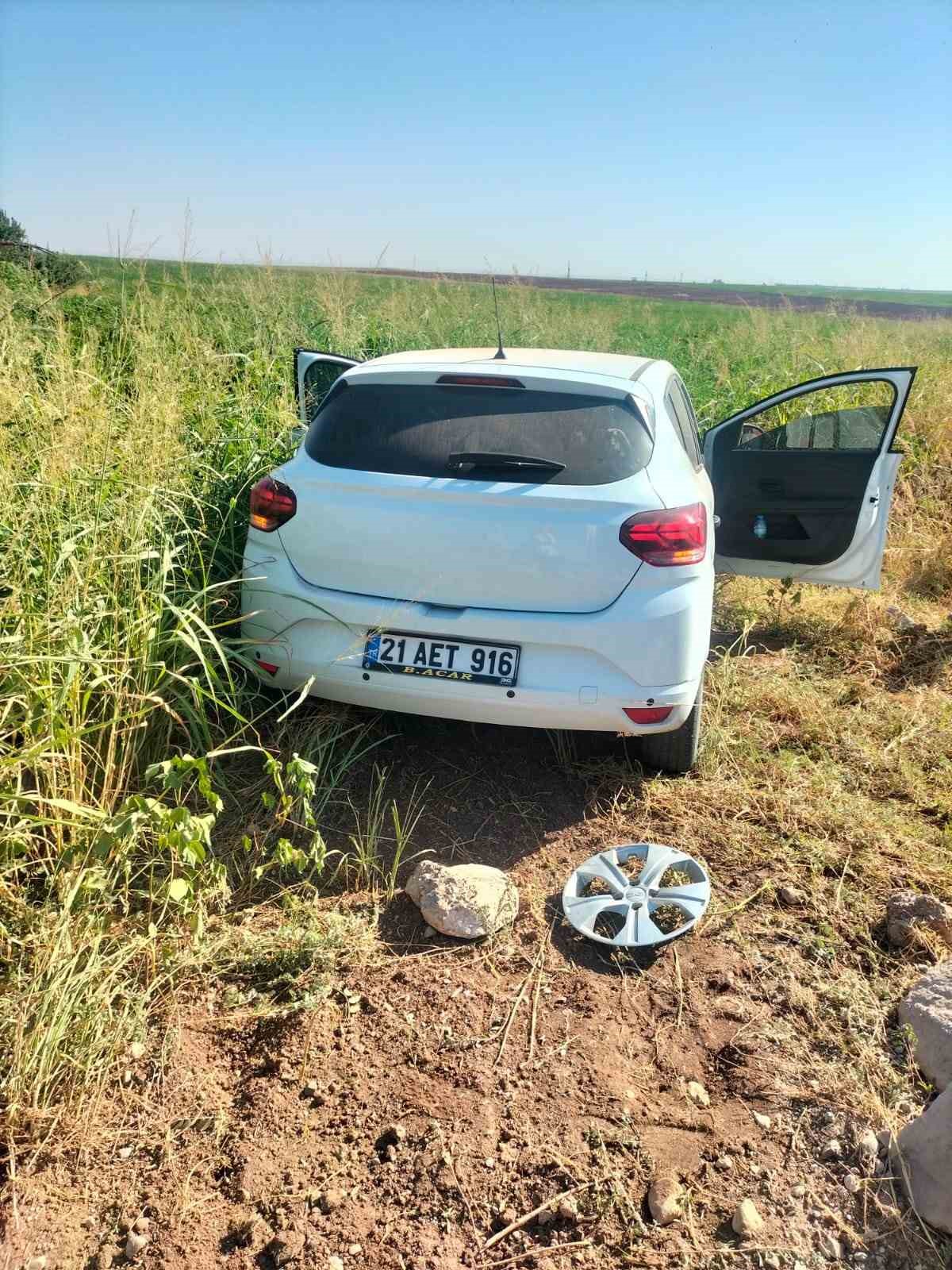 Diyarbakır’da otomobil tarlaya girdi: 5 yaralı