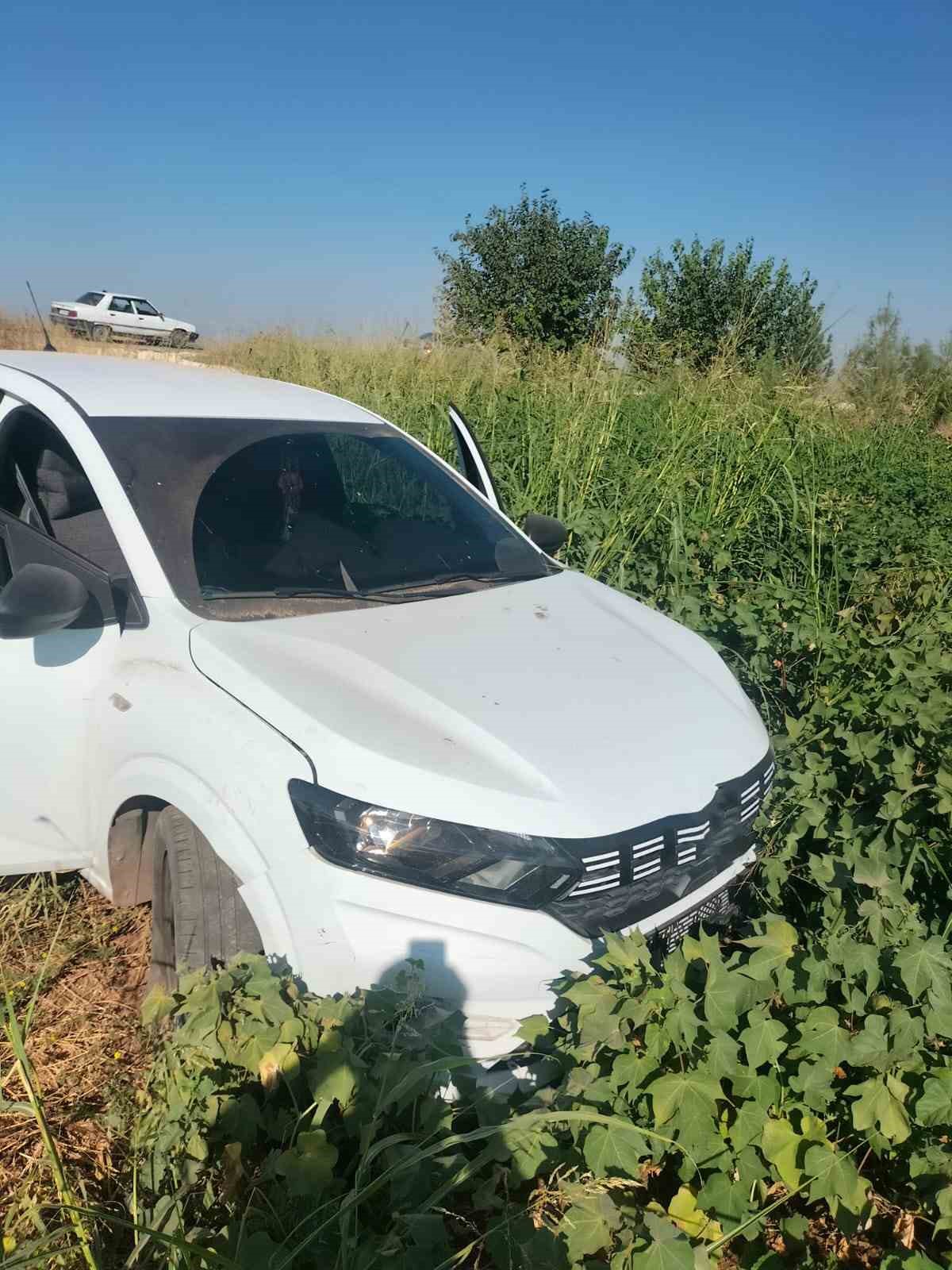 Diyarbakrda otomobil tarlaya girdi: 5 yaral
