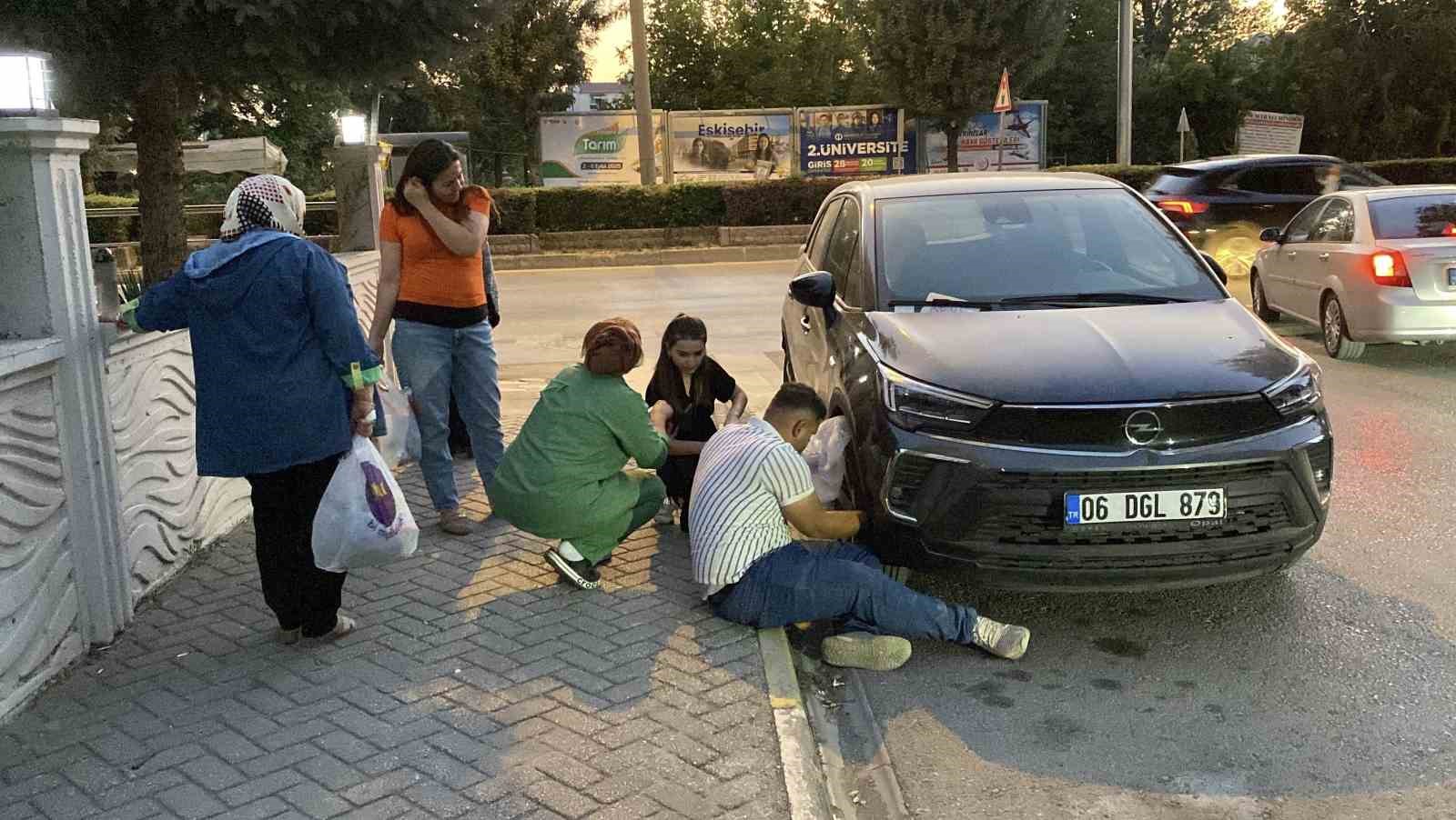 (ÖZEL) Otomobilin kaputunda mahsur kalan kediyi kurtarmak için mahalleli seferber oldu