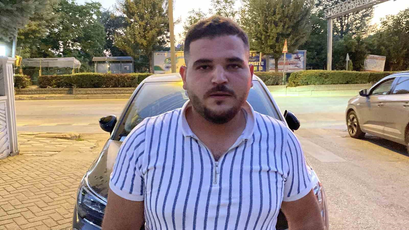 (&Ouml;ZEL) Otomobilin kaputunda mahsur kalan kediyi kurtarmak i&ccedil;in mahalleli seferber oldu
