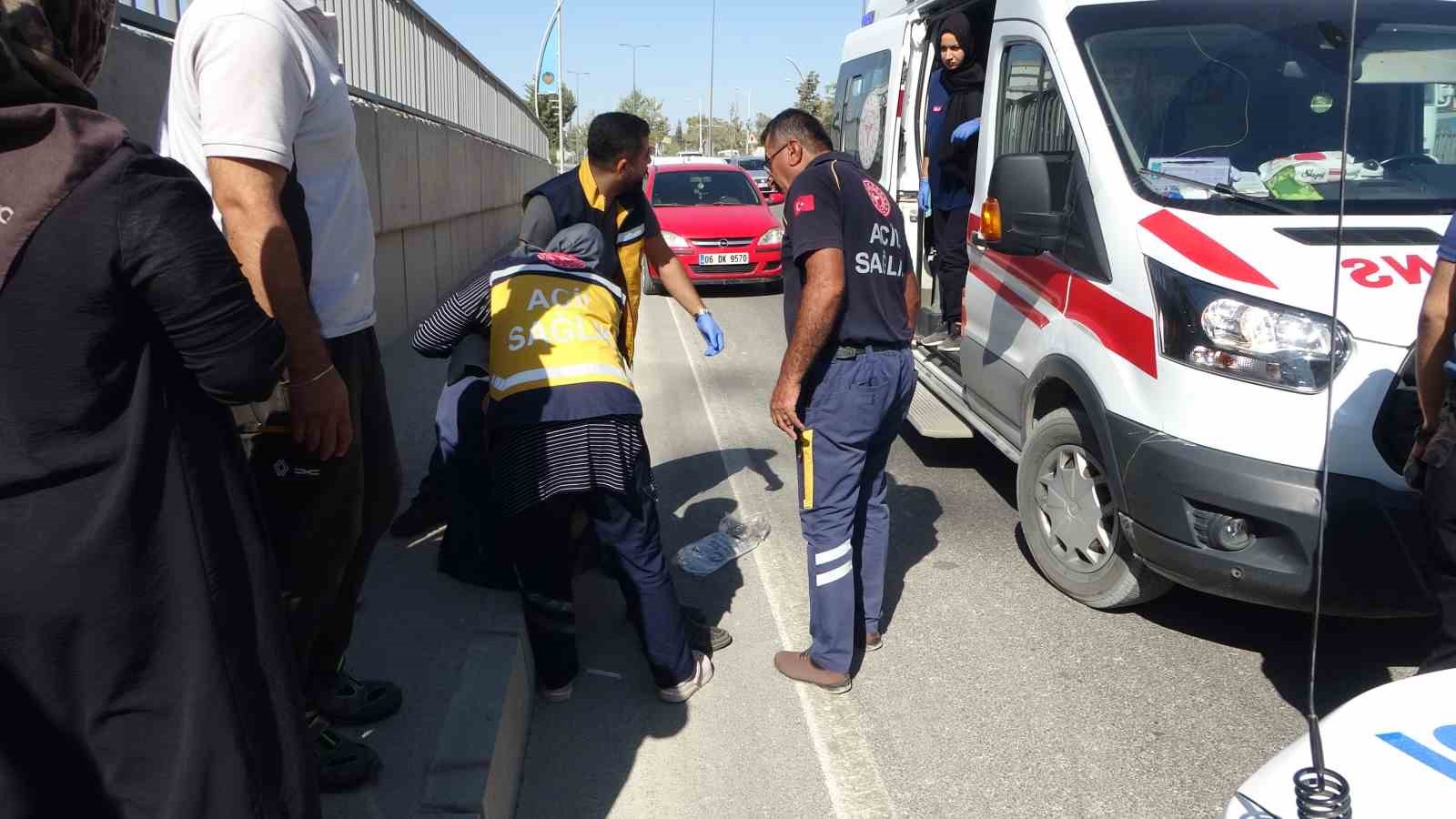 Yolu karıştırarak alt ge&ccedil;ide giren yaşlı adama otomobil &ccedil;arptı
