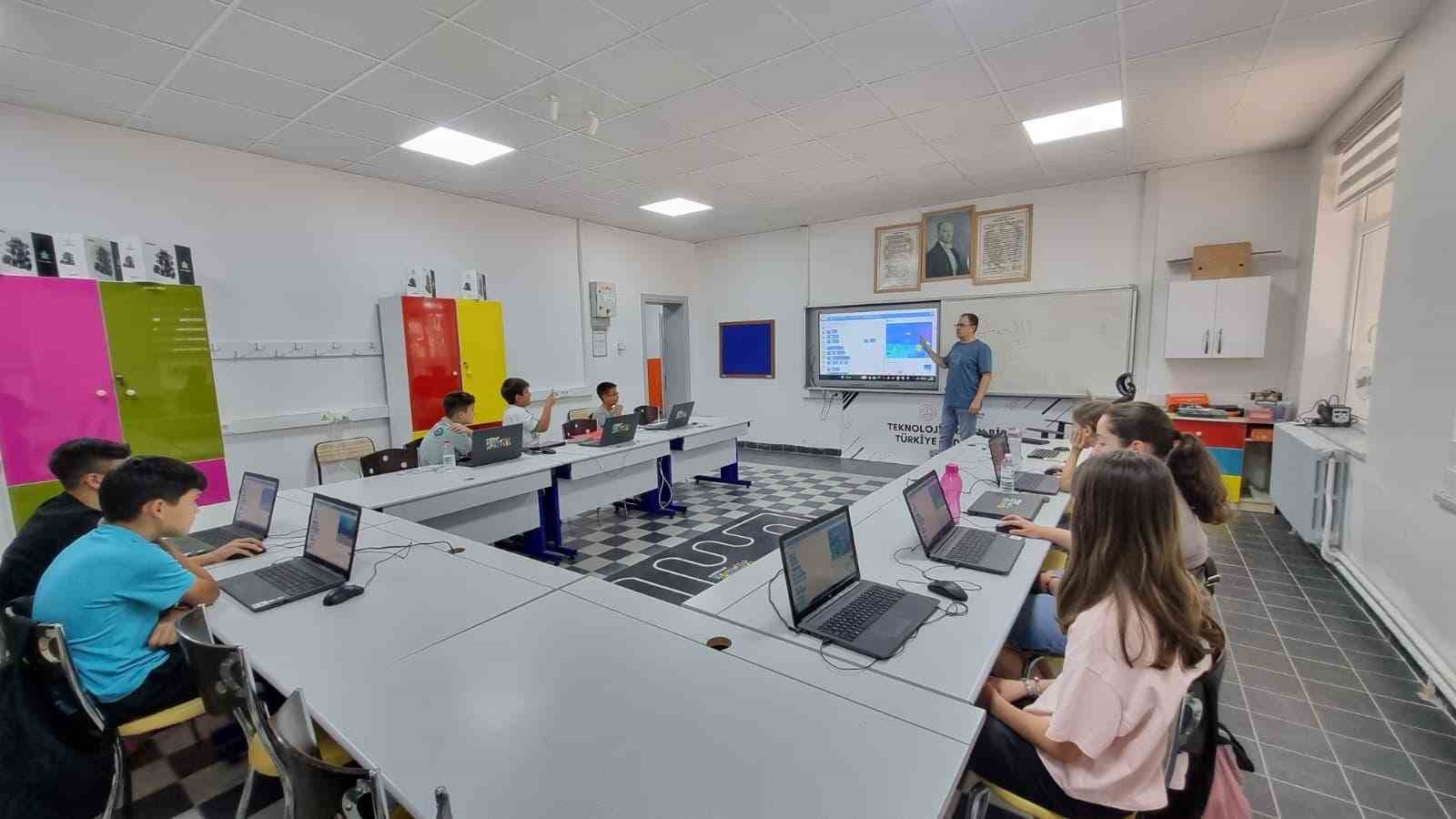 Manisalı öğrenciler doğada eğlenerek öğreniyor