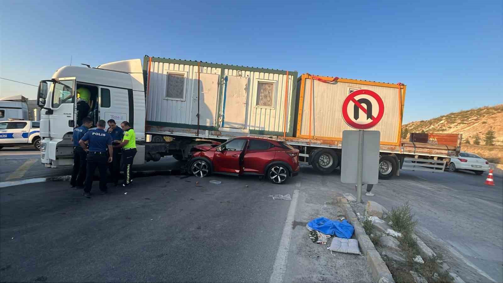 Otomobilin tırla çarpıştığı kazada 4 kişi yaralandı