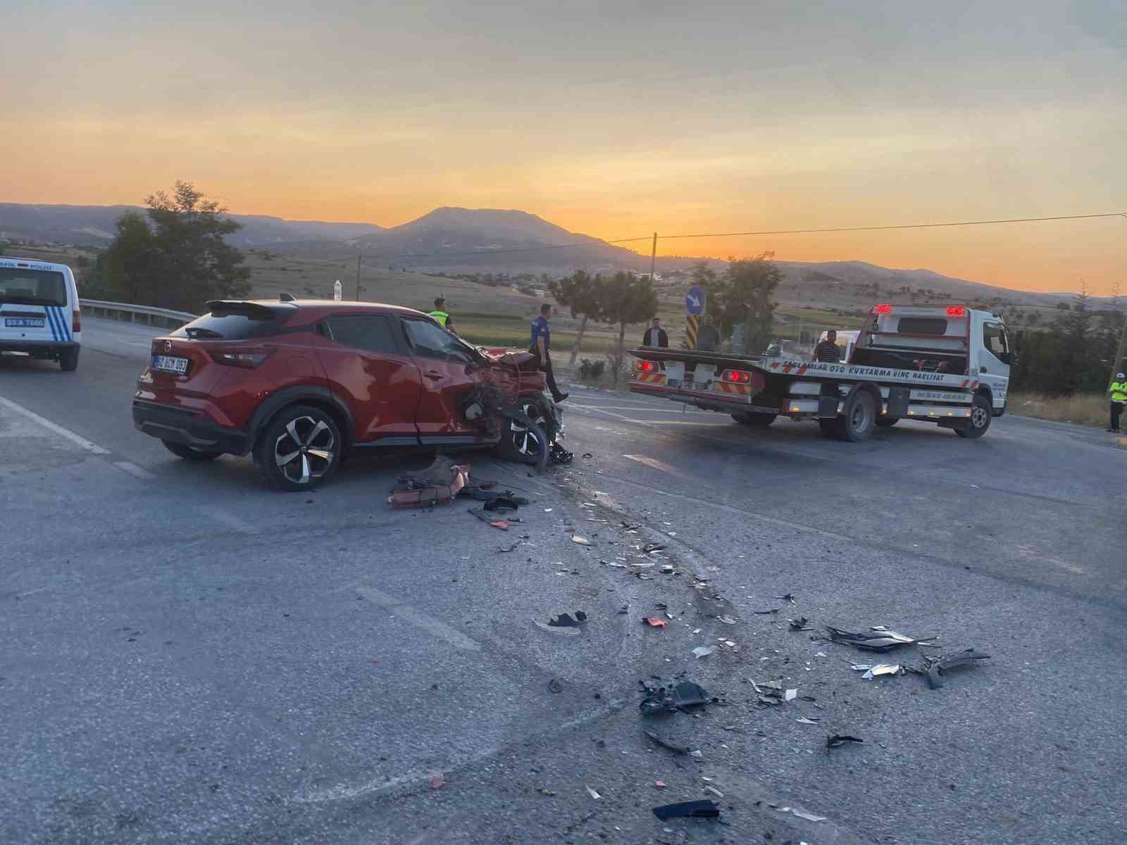 Otomobilin tırla &ccedil;arpıştığı kazada 4 kişi yaralandı
