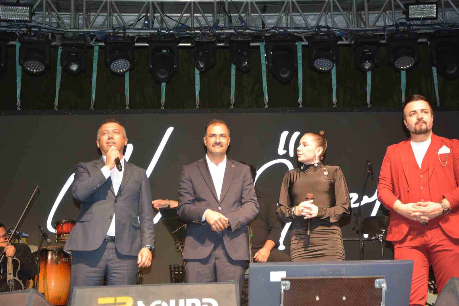 Demirci Kurtuluş Festivali’nde Merve Özbey sahne aldı
