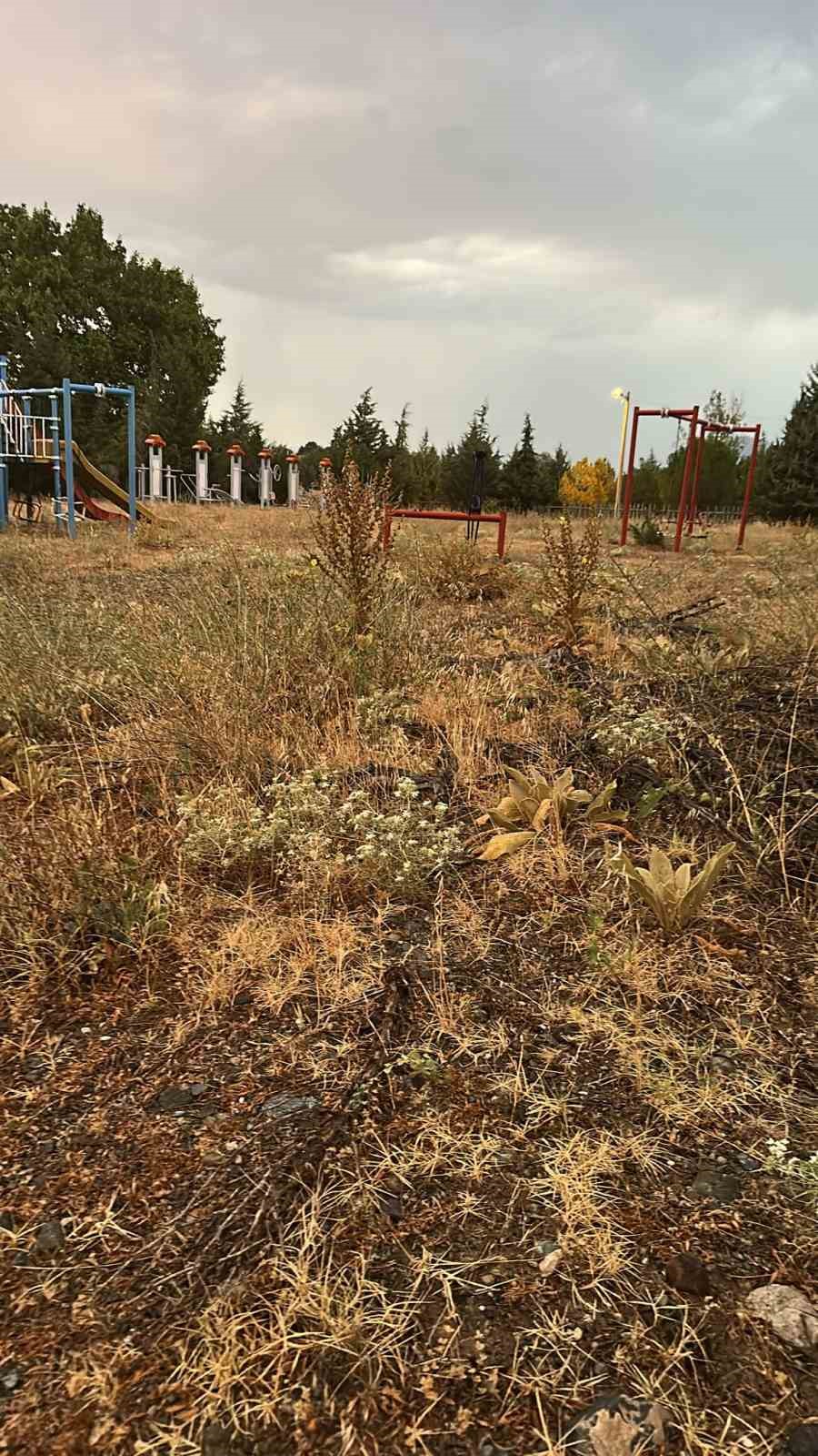 Acıpayam’da park ve çocuk oyun alanları çürümeye terk edildi