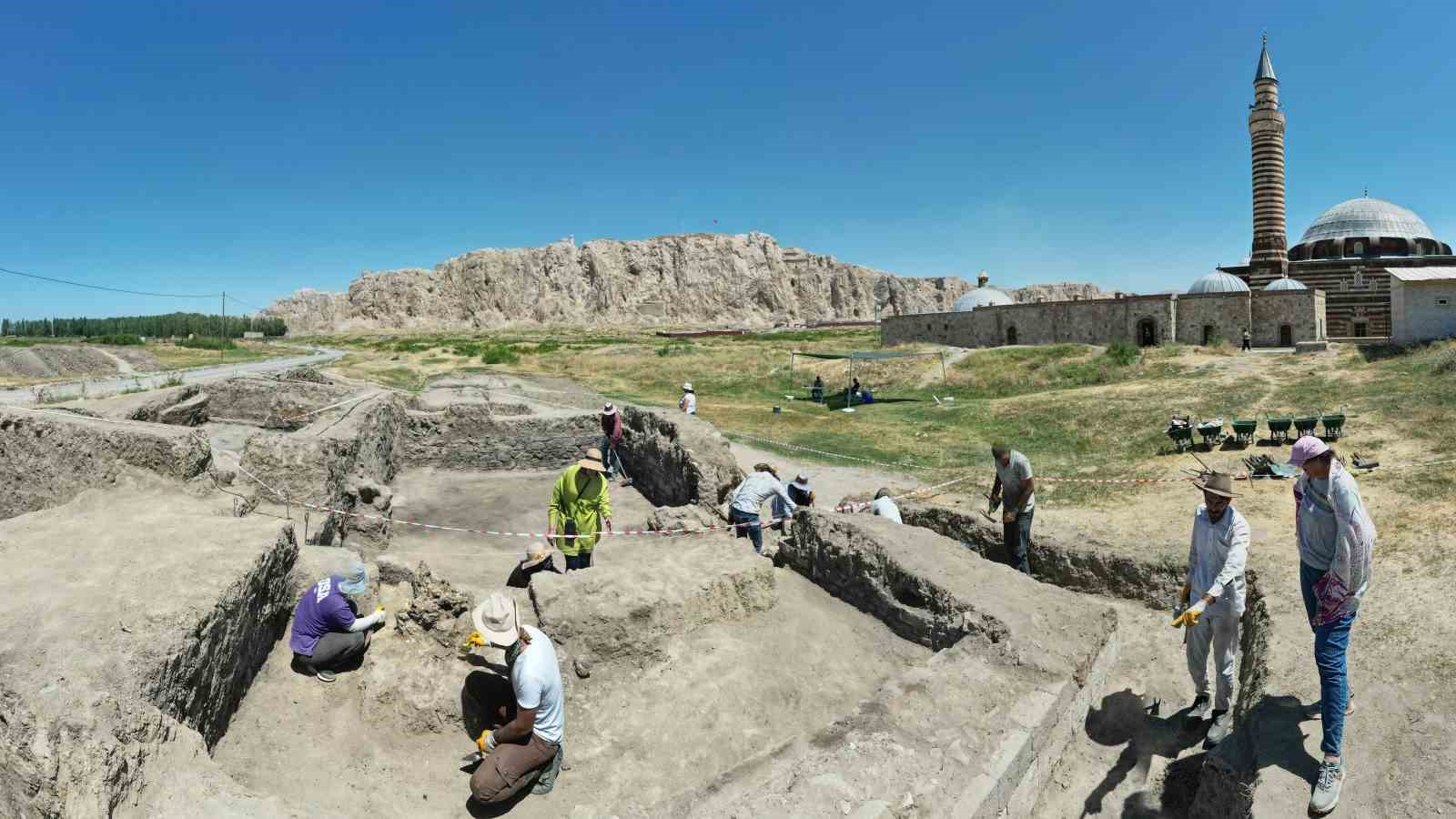Van’da Osmanlı kışlası gün yüzüne çıkarılıyor