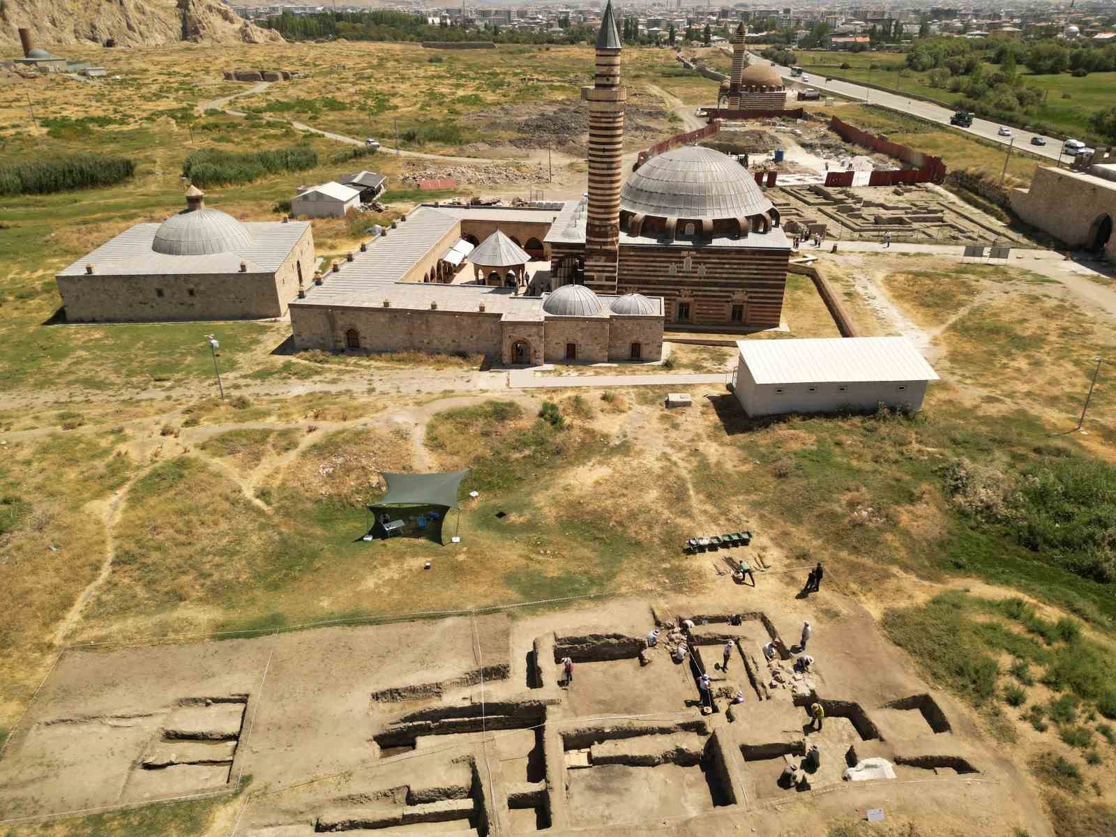 Van&rsquo;da Osmanlı kışlası g&uuml;n y&uuml;z&uuml;ne &ccedil;ıkarılıyor
