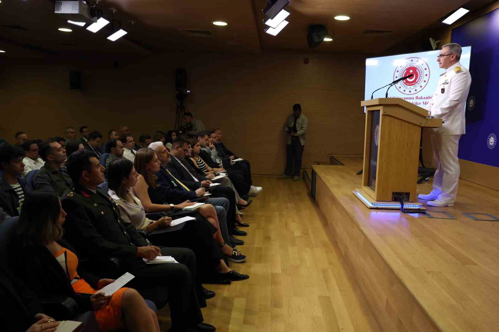 MSB Kaynakları: "Harp Okulları Mezuniyet T&ouml;reni Cumhurbaşkanımızın yurt dışına seyahati nedeniyle ortak bir t&ouml;renle Kara Harp Okulu&rsquo;nda icra edilecektir"
