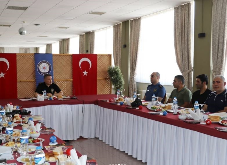 Emniyet M&uuml;d&uuml;r&uuml; Şener, basın ile buluştu
