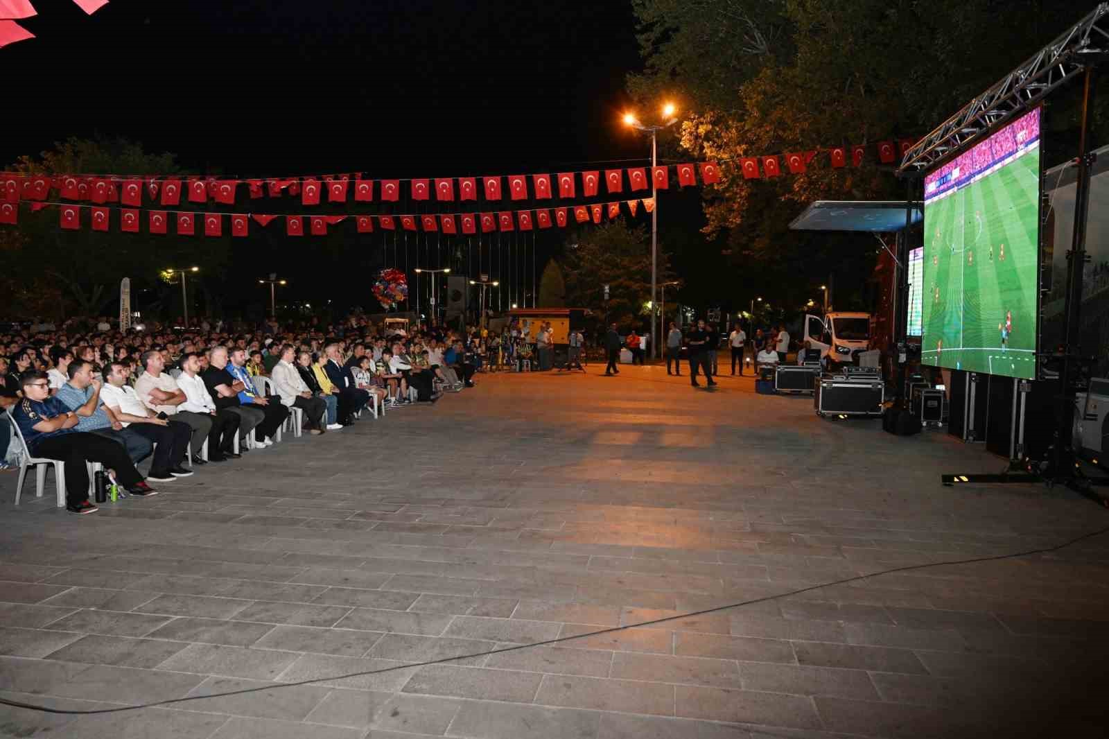 Isparta Belediyesi, Fenerbahçe maçı için dev ekran kurdu
