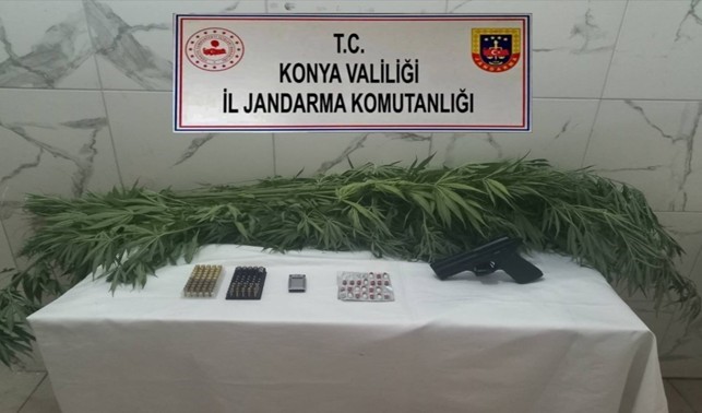 Konya&rsquo;da jandarmadan uyuşturucu ve silah operasyonu
