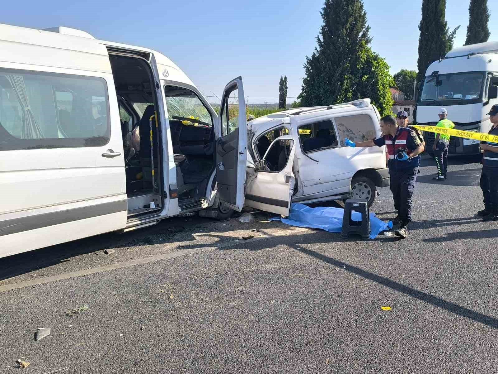 İzmir&rsquo;de feci kaza: 1 &ouml;l&uuml;, 13 yaralı
